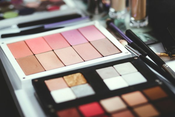 "Maquillage vegan pour les peaux sensibles : le guide complet